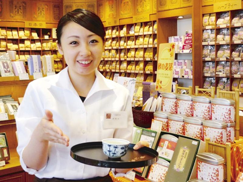 三國屋善五郎 函館店 byおたふく堂』のご案内 三國屋善五郎 当店では10年以上お取り扱いしておりフルーツ緑茶や麦茶、紅茶などのフレーバーティーを販売しておりました。 この度、株式会社三国屋様 ご協力のもと美味しいお菓子と美味しいお茶のお店をコンセプトに