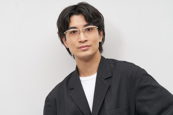 スーツがビシッとキマる！ビジネスマンにおすすめのメガネとは - Zoff MAGAZINE