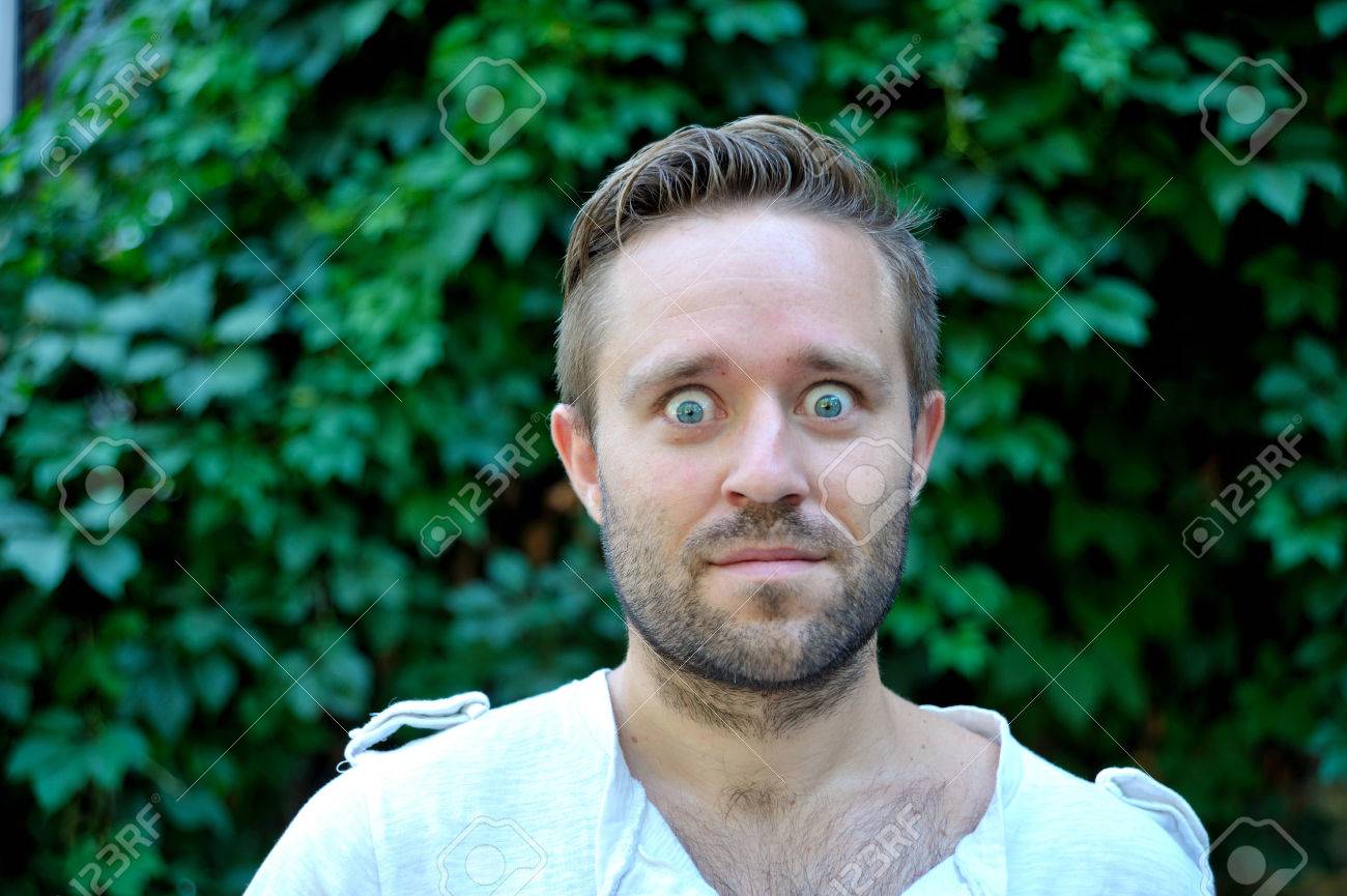 唖然とした表情でスマホで話す女性のイラスト素材46919796- PIXTA