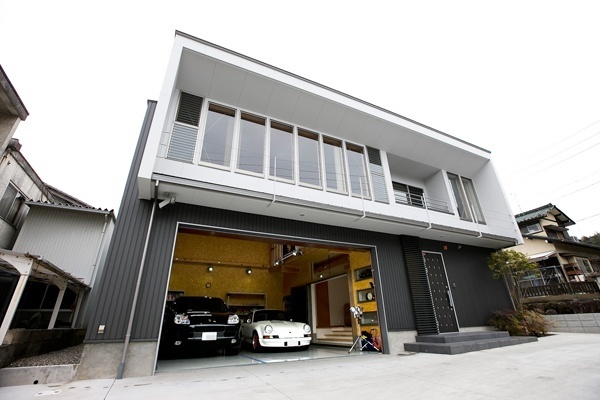 車好きの夢を叶えたリビングから愛車を眺めるガレージニットーホーム静岡県浜松市でお洒落な注文住宅・分譲住宅を建てる工務店