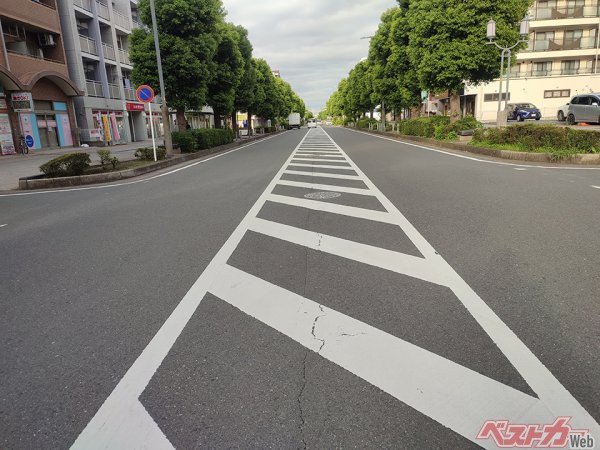 初心者ドライバー向け解説 道路の白黒模様、アレって何？のためのゼブラゾーン解説 - 大阪・東京のペーパードライバー講習 ファーストドライビングスクール