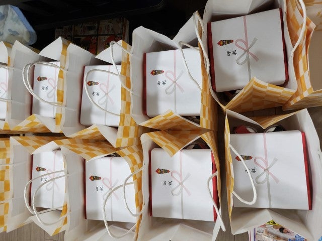 上棟式で、大工さんたちへ渡す 上棟内祝いのご注文をいただきました💗 スーパードライ２本➕のし 文言をこうしてほしい！ このビールの組み合わせできますか？などなど、 お気軽にご相談くださいませ💗 DMでもご注文できますので お時間ない方は店頭で待ち時間なく