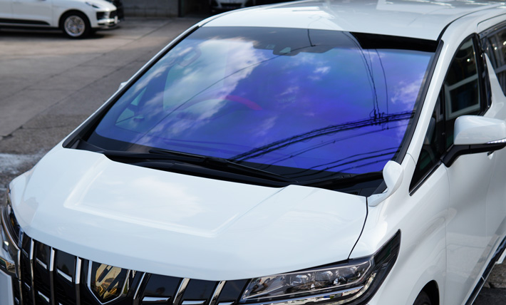 フロントガラス「ギラギラ」は違反じゃないの？ 意外に見かける「オーロラフィルム」 車検は問題ないのかくるまのニュース