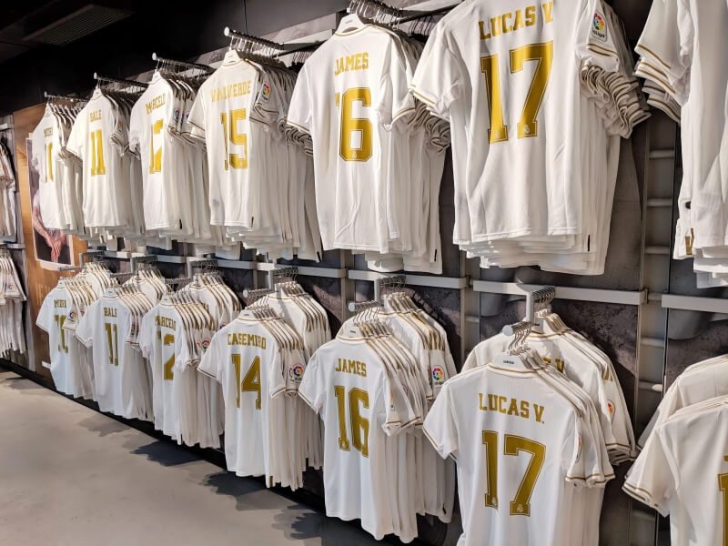 レアル・マドリード本拠地のピッチを 眺めながら食事ができる絶景カフェへ名画とフラメンコと美食 マドリードを遊び尽くす旅