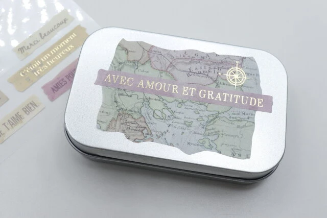 Amazon.co.jp: NUOLUX ブリキ缶 小物入れ アルミケース 蓋付き 缶 小物ケース ブリキ缶 パーツボックス 缶 スチール缶ヒンジ付き蓋 5色セット ミニボックス メタル収納 長方形 小物収納 小分け容器 小物入れ アクセサリー 雑貨入れ 携帯用 9.5X6.3X2CM :ホビ