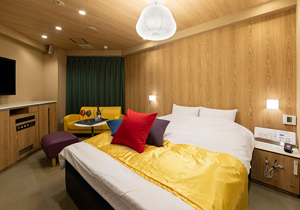 ご利用料金越谷市の隠れ家的レジャーホテルです。リーズナブルな料金 と充実の設備 カラオケ、Blu-ray、ドリンクサーバー 。露天風呂が人気です。赤い看板が目印