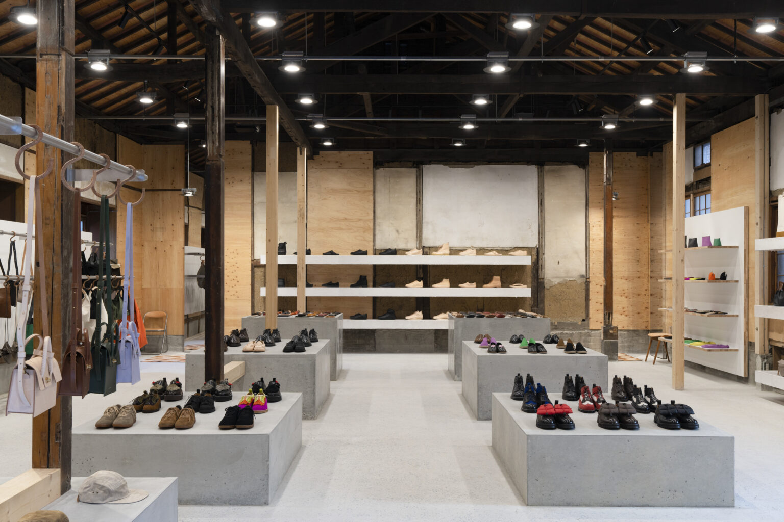 3段トレイ構造により、カテゴリー別にスッキリと整理メイクボックス 鍵付き コスメ収納