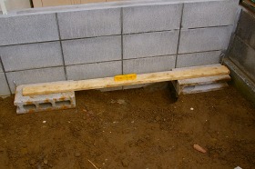 物置やプレハブの基礎が傾いた！？水平を直す方法とコンクリートブロック基礎の高さ調整ができる資材とは？ –敷板netブログ建築資材・農業資材・物流資材の通販サイト