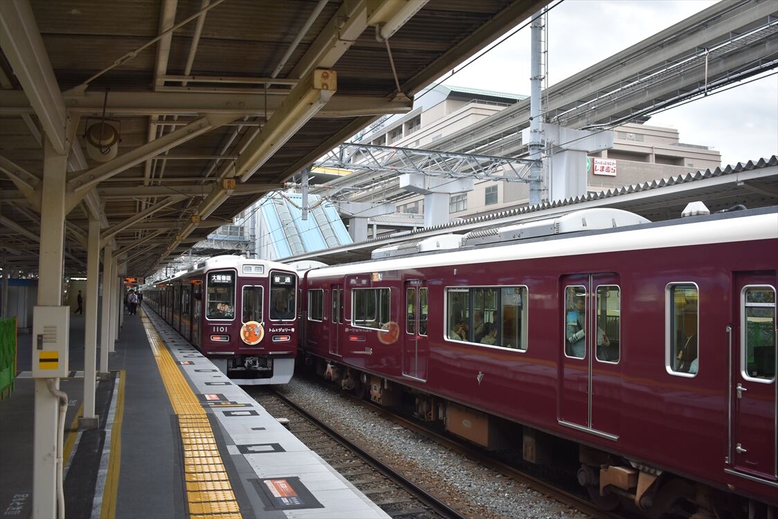 阪急電車の大阪梅田行き特急乗って、思い出の場所に行くよ😄ホームドアで横からの写真が撮りにくい💦阪急電車特急電車河原町駅阪急河原町駅京都市下京区レトロ看板路地裏レトロ商店街昭和レトロ懐かしい風景街歩き街歩きスナップ街ブラ写真を