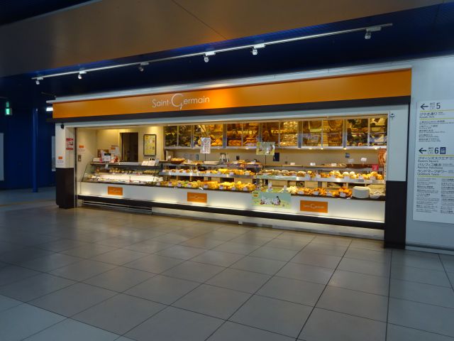 みなとみらい駅改札前のパン屋「サンジェルマン」で人気パン・総菜パンなど買ってみた！ハマのくま横浜散歩