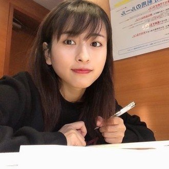 猫が足や靴下の匂いを嗅ぐ理由と驚くべき嗅覚の特徴・心理を解説