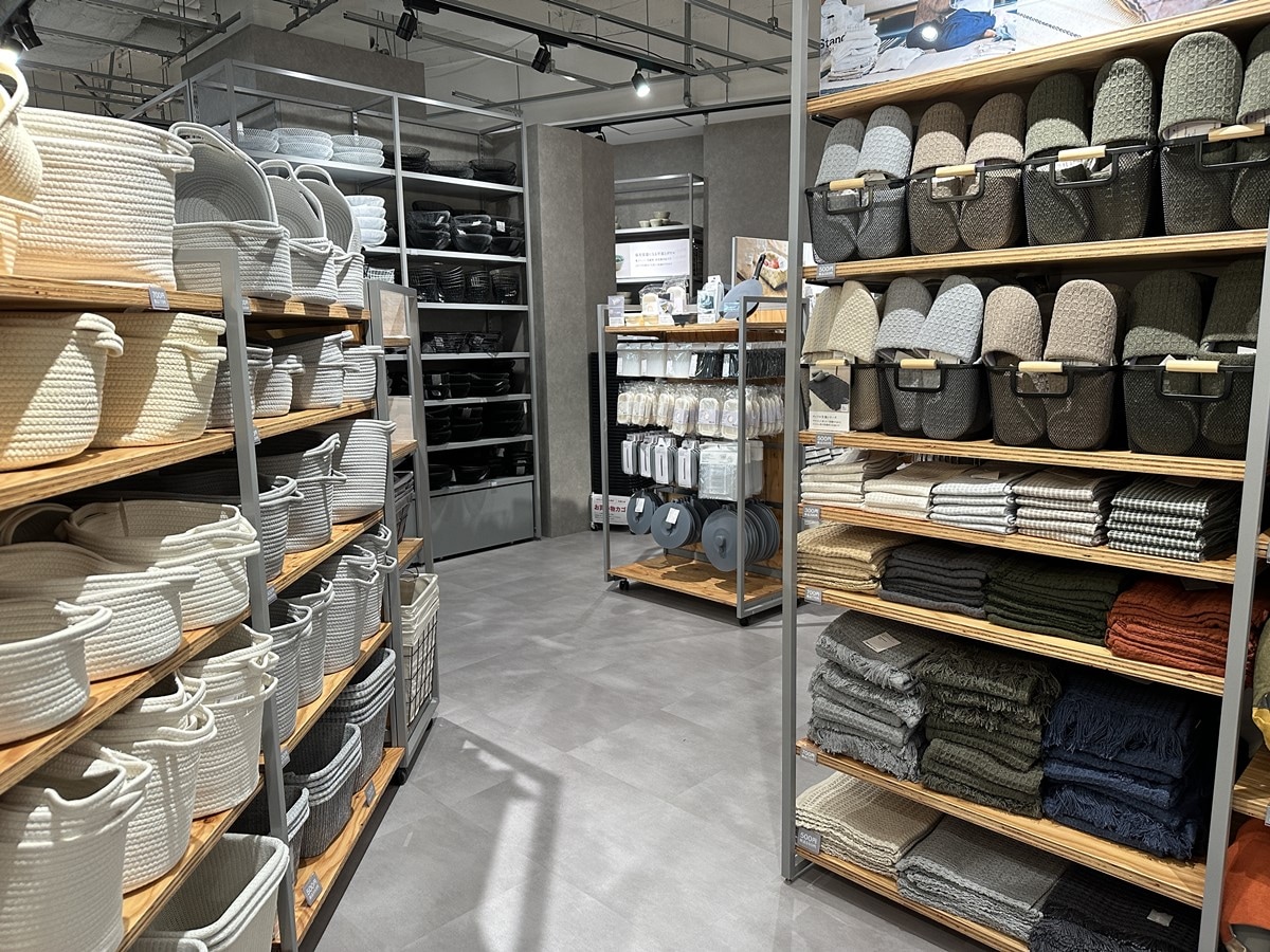 100均じゃない「ダイソー」、新宿アルタ1階に。「Standard Products」2号店 - Impress Watch