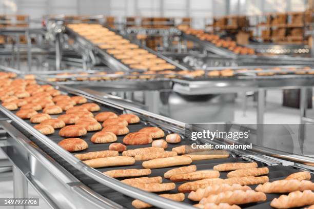 SNSで工場見学 その45 ⭐️今回のポイント⭐️ 〜ベルトコンベア〜 袋詰めが完了すると、ベルトコンベアで運ばれていきます。 ^^さて、どこへ運ばれていくのでしょうか？松屋製菓の豆知識使用している黒糖は沖縄県産♪ 松屋製菓は沖縄県の黒糖を使用しております