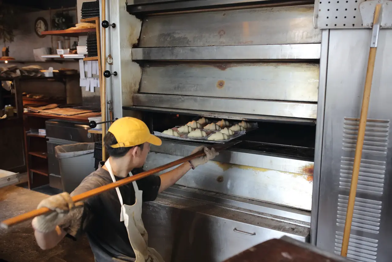 いいお店”ってなんだろう？ 「パンストック」平山哲生の店づくりの哲学 @pain_stock @pain_stock_tenjin @76tetsuo福岡市東部の住宅街・箱崎に2010年に開業し、今や地元の福岡では誰もが知る店となった「パンストック」。オーナーシェフの平山哲生さんが考える、長くお客