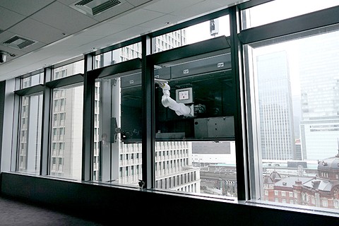 高いビルの外側からゴンドラに乗っているあのひと、何してる？おしごとはくぶつかん