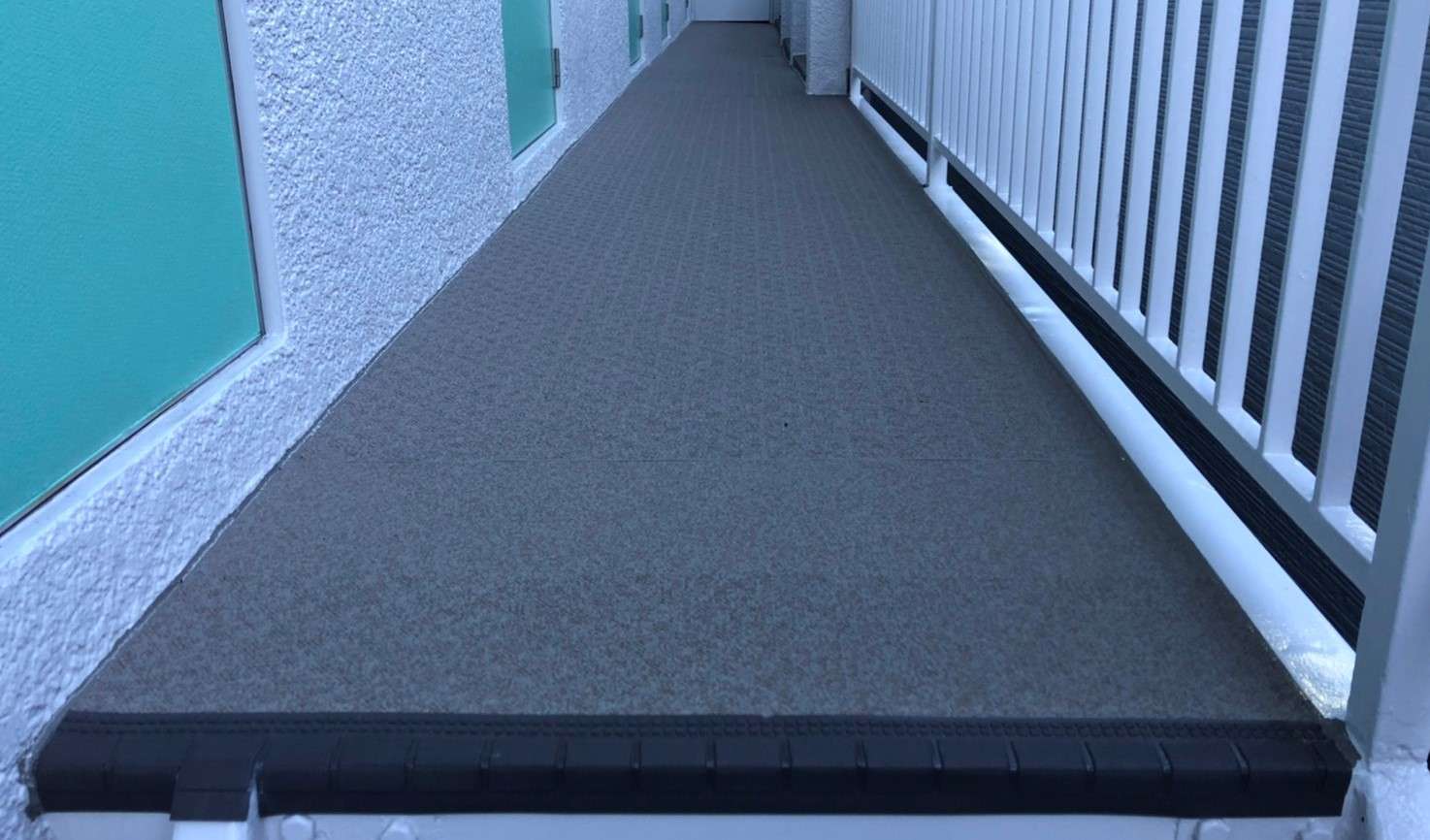 残工事 長尺シートとタキステップの貼り込み東京防水職人