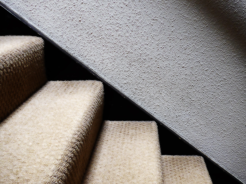 イラスト描きました タイルの呼びかた タイル目地の呼称が 面白いので ちょっとご紹介を。 日本では、 順当にタイルを並べる貼りかたを「芋目地」といいます 左 。 右のように、 互い違いに貼るのを 「馬目地」といいます。 芋と馬。 古くから こう呼ばれているようで