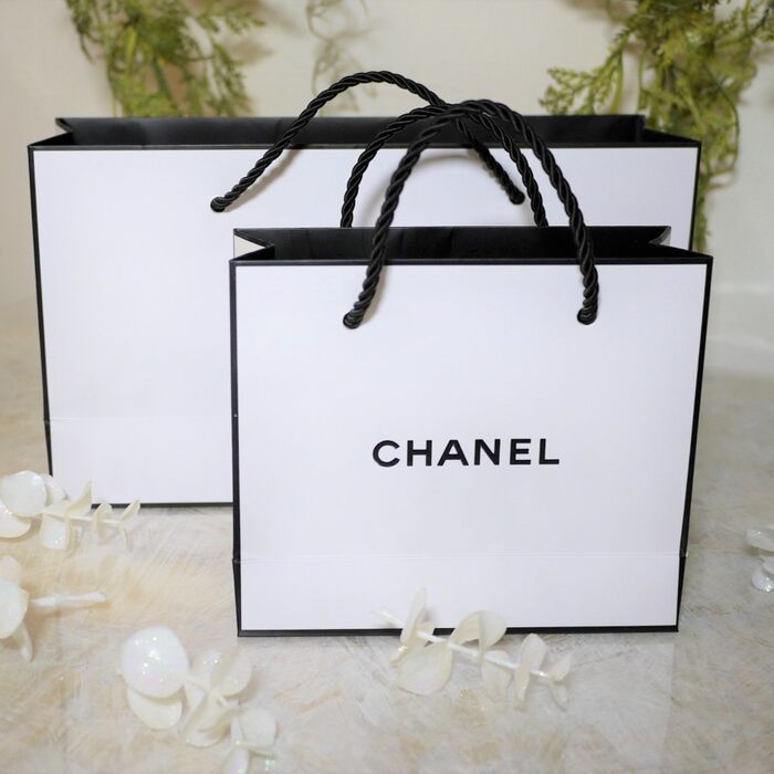 紙袋をリメイクして作ったトレー最近はこちらのお耳のないタイプが人気です😊 .どんなサイズでも、どんな形でも製作出来るのが、カルトナージュの醍醐味♡ . レッスンには、おうちで眠っている紙袋をご持参くたさいねー💕 laf二子玉川lafelicite