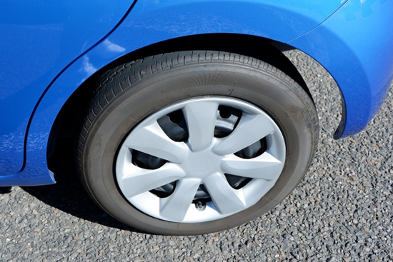 タイヤの茶色汚れの原因と落とし方黒く艶やかに仕上げるプロの方法