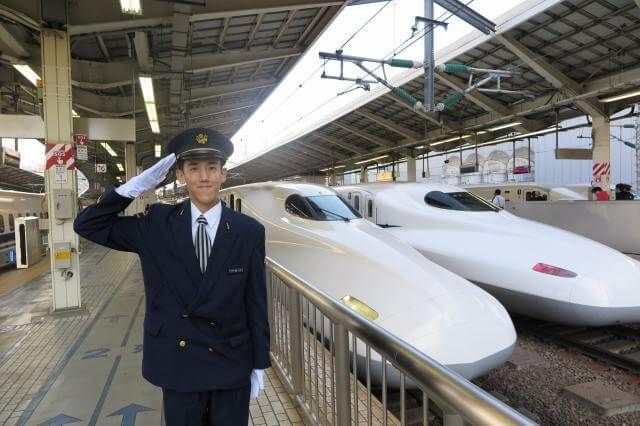 地元を走るのが夢だった」 北陸新幹線一番列車、運転士の思い：朝日新聞