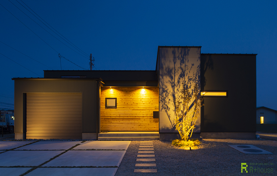 SUUMO室内から愛車をいつでも眺められる、ビルトインガレージのある家 ライフワークの車を思う存分楽しむ！ -大原建設 パナソニックビルダーズグループ相武台モデルハウスの建築実例詳細注文住宅