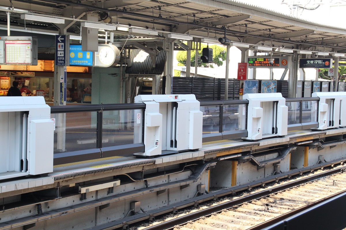 意外といける？「超狭ホームにホームドア」阪急春日野道駅で準備万端 残る中津駅はどう対応乗りものニュース