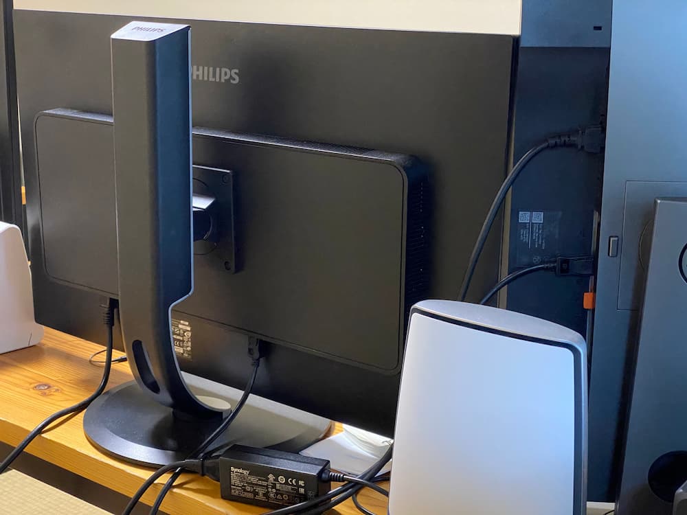 テレワークの狭い机でもパソコンの画面を増設、モバイルディスプレースタンドを試す日経クロステック xTECH