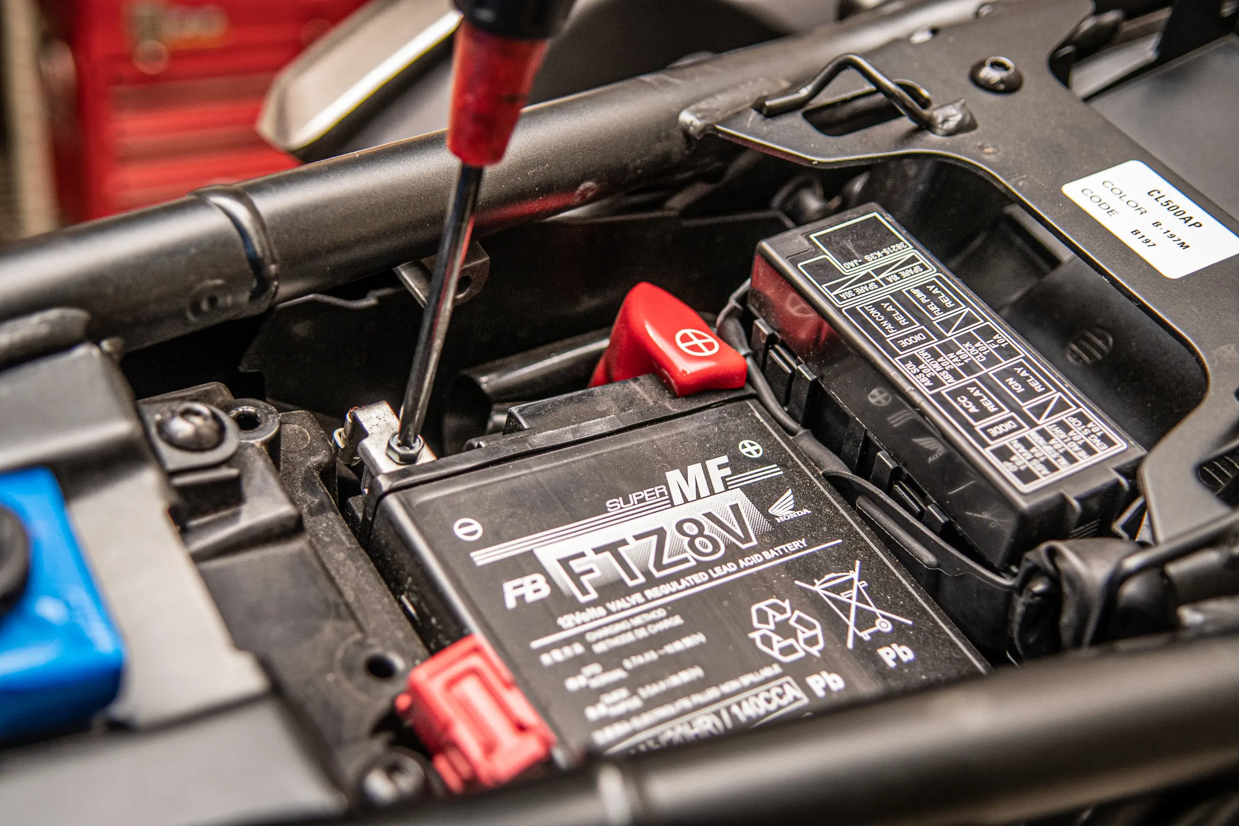 バッテリーのLとRの違い、プラスとマイナスの見分け方を解説バッテリーラボ