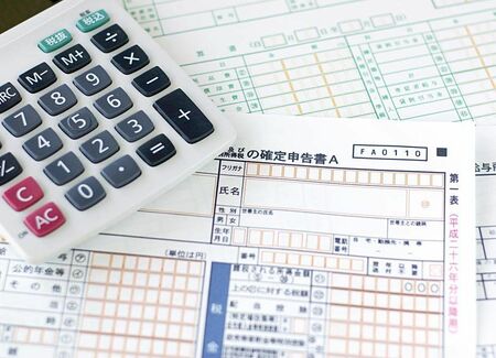 サラリーマンのスーツや車は必要経費になるの？知らないと損する節税術！TOKIUM トキウム経費精算・請求書受領クラウド