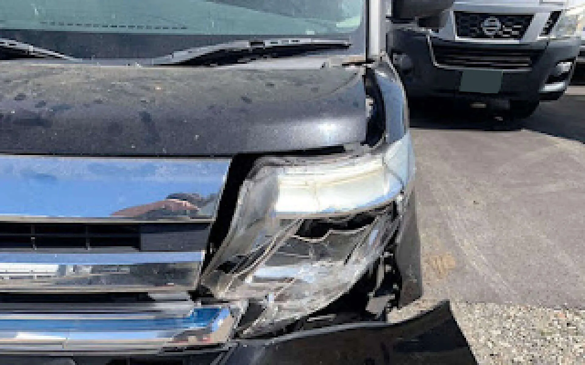 弘前市のフロントバンパーのへこみ修理事例 ニッサン・マーチ青森県弘前市の板金塗装キズへこみ事故車の修理 実績6000台 蒔苗自動車