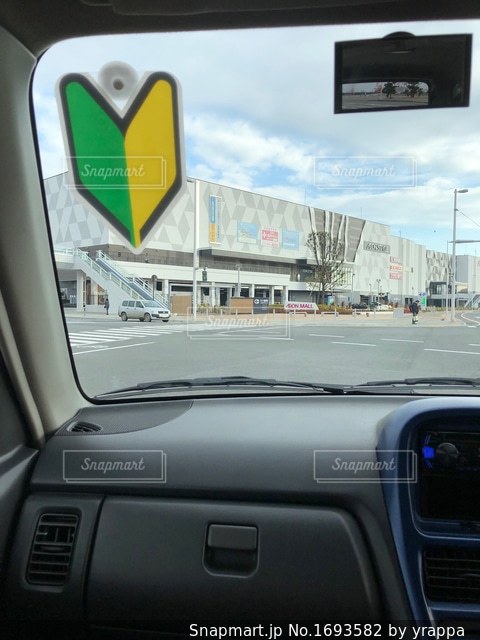 初心者マークはいつまで付ける？義務や罰則、期間について解説 - クルマのわからないことぜんぶ車初心者のための基礎知識norico ノリコ