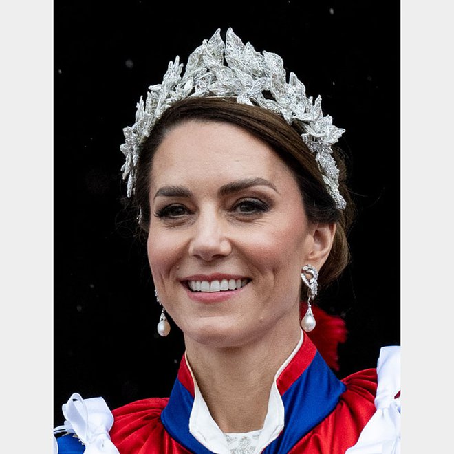 チャールズ国王、戴冠式で聖エドワード王冠と大英帝国王冠を使用Vogue Japan