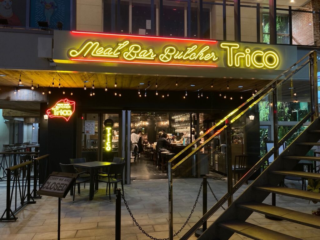 貴族」の下に「民」とある居酒屋ビルの看板からヒエラルキーを感じる Jタウンネット