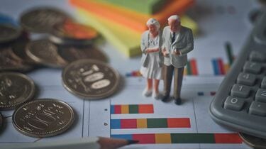 シニア家計は「赤字体質」 娯楽・交際費膨らみやすく - 日本経済新聞