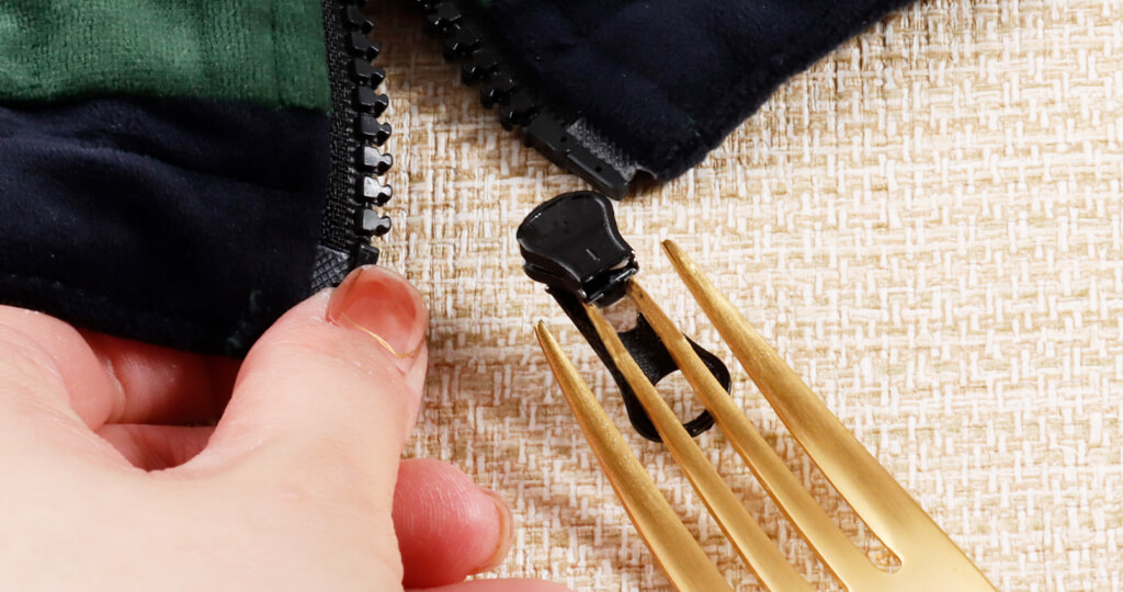 チャックがこのように外れた場合の直し方、付け方を教えてください。ちなみに、- Yahoo!知恵袋