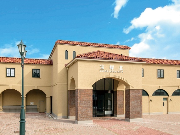 ○記念スタンプ○ こんにちは😃 新名神高速道路 宝塚北サービスエリアです。 皆さんはご存知ですか？ サービスエリアにはこんなスタンプが置いてあるんです🤗 置き場所は各店舗によって違いますが宝塚北SAはインフォメーション横に あります！ 各地のSAを巡り