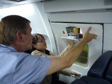 Airplane emergency exit door」の926点のロイヤリティフリー画像、写真素材、絵Shutterstock