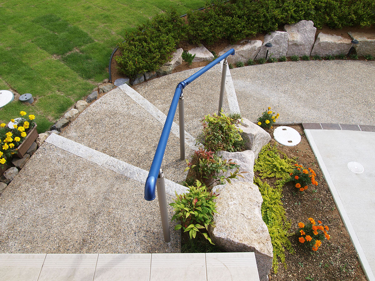 保存版 コンクリート洗い出しとは？施工方法と注意点を詳しく解説職人技が光る外構デザイン大阪市住吉区でお客さまとコミュニケーションを深く図る工務店「藏家」 「コンクリート洗い出し」「施工方法」「外構 洗い出し」「メリット」「デメリット」などを含めてい