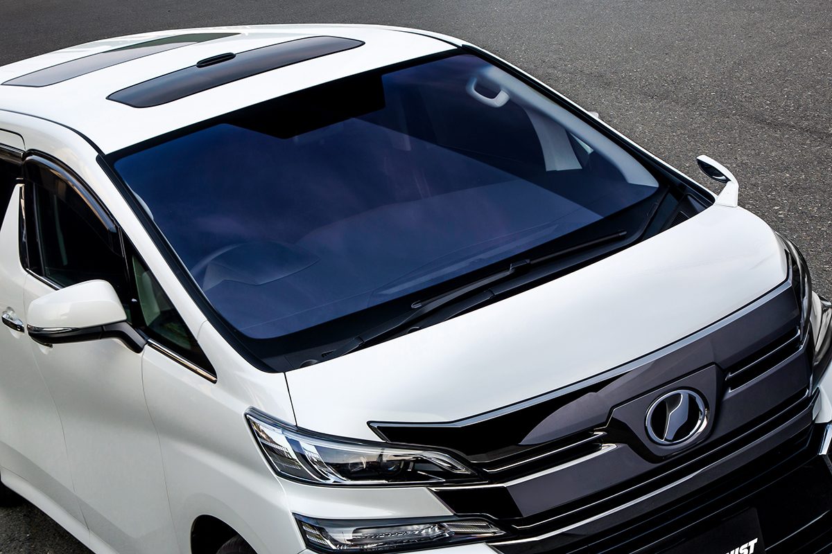 フロントガラスに透明遮熱カーフィルム 車検対応 施工しました - 貼りアップ株式会社