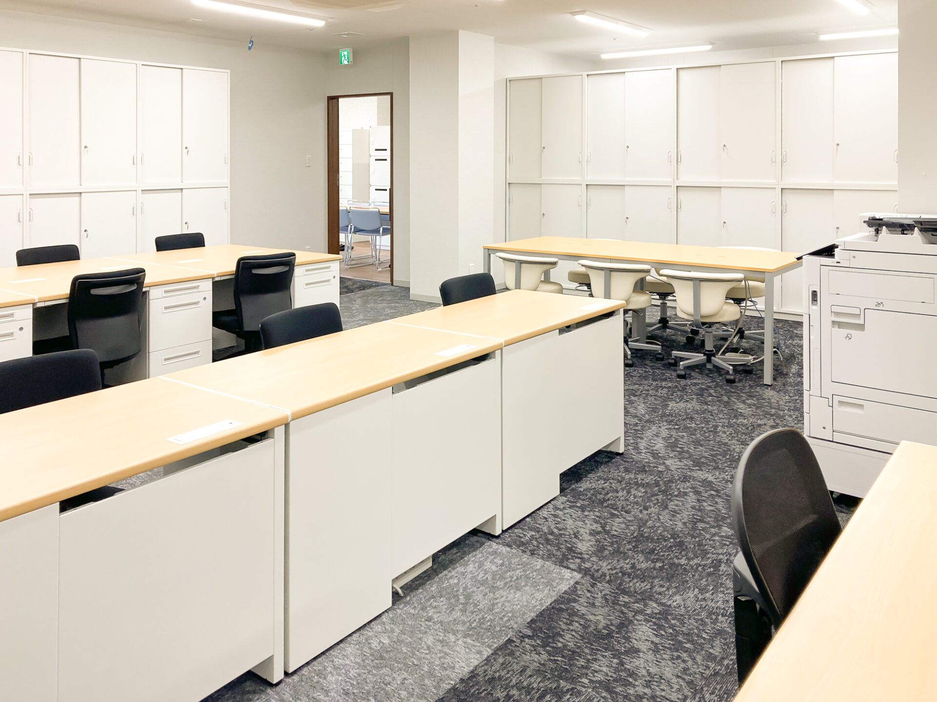 株式会社フライヤー目的に合わせて働き方を選べるレイアウト。圧巻の本棚が迎えるブランディングオフィス株式会社ヴィス