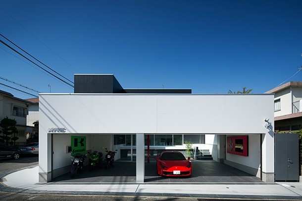 スーパーカー6台が眺められる廊下が一番のお気に入り！ 仕事で成功したら憧れだった大好きなスポーツカーと暮らすのが夢だった！！ENGINEエンジンクルマ、時計、ファッション、男のライフスタイルメディア