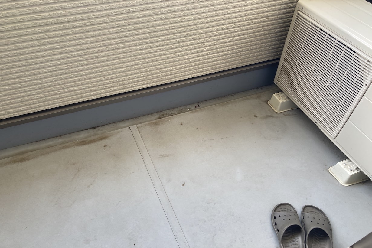 マンションのベランダ掃除の方法は？掃除方法や頻度、注意点を徹底解説 アットホーム 住まい・不動産のお役立ち情報＆ツール