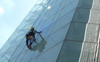 ビルの窓拭き 定期清掃業務 高所ガラス清掃スポット対応もしますオフィス・店舗のお掃除レンタルマットなら日本エンドレス株式会社