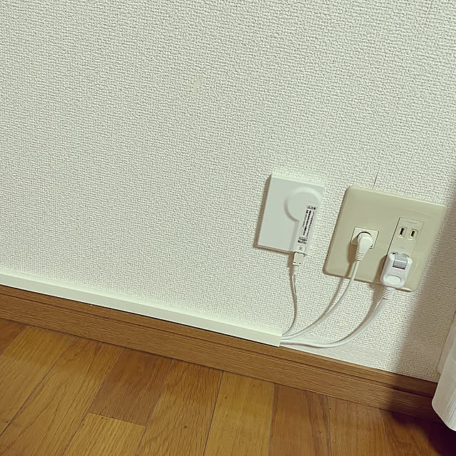 デスクやコンセント周辺、テレビの裏の配線が100均の「コード収納」でスッキリまとまります。 - motto推し推し活推しグッズ缶バッチ缶バッチカバー痛バッグ痛バUVSeriaオタ活