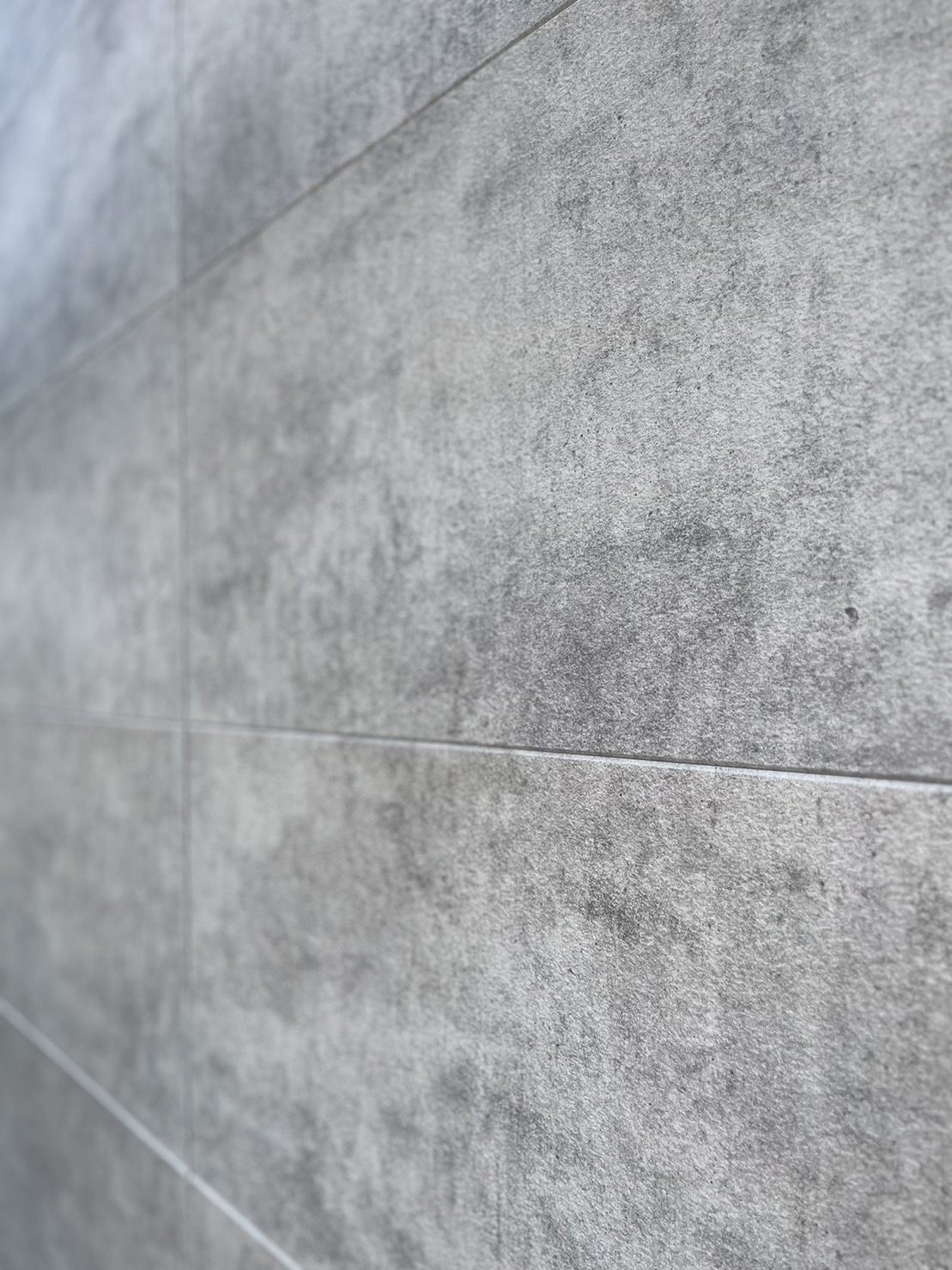 施工例2つのフィエルテを採用したお家△△ 仕様玄関ドア : ヴェナート C10 カームブラック タイル : サンワカンパニーリバーサイド タバコ 外壁① : ケイミュー フィエルテ コンクリート 外壁② : ケイミュー フィエルテ アイロン 外壁② : ケイミュー