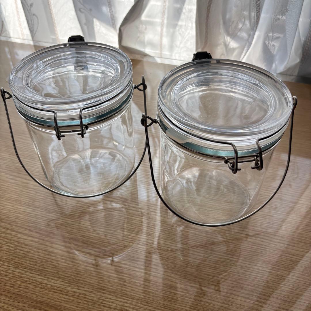 無印のソーダガラス密封ビンにビスケット。食べすぎ要注意。days & things