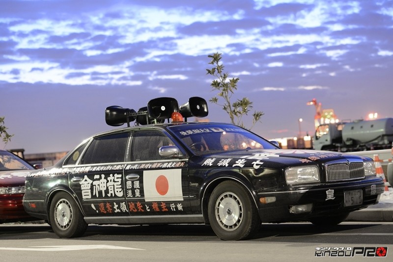 右翼街宣車ハイエース