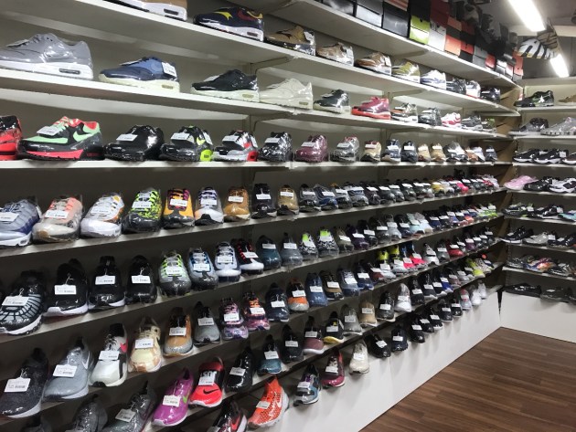 ナイキの新店が大阪・梅田の「グラングリーン大阪」にオープン 関西初の「NIKE BY YOU」も - WWDJAPAN