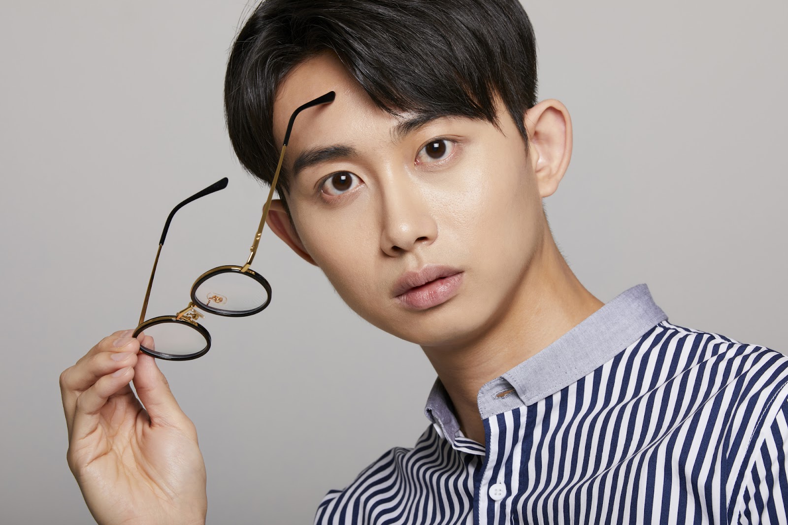 ビジネスマン必見。スーツに合うメガネの選び方を基礎から解説。千里堂メガネ 琴似店