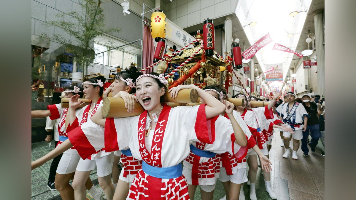 秋晴れの下で鬼行列・だんじり 三重・上野天神祭の本祭巡行 ：地域ニュース : 読売新聞